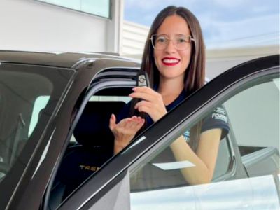 Financiamento Ford Forbel Funcionária Ford Forbel saindo de veículo segurando a chave em mãos