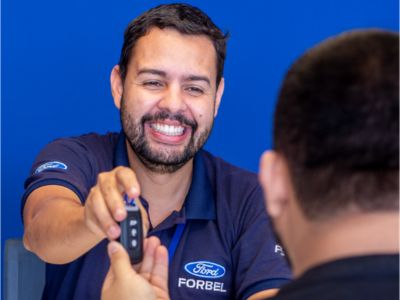 Venda Seu Veículo Ford Forbel Funcionário Ford Forbel entregando chave para cliente