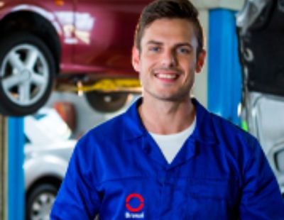 Serviços Ford Brasal Funcionário uniformizado da Ford Brasal