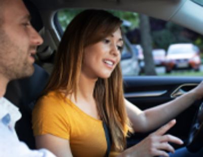 Test-Drive Ford Brasal Homem e Mulher dentro de um carro