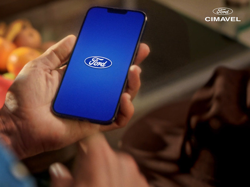 Smartphone exibindo o aplicativo Ford para agendar um test drive