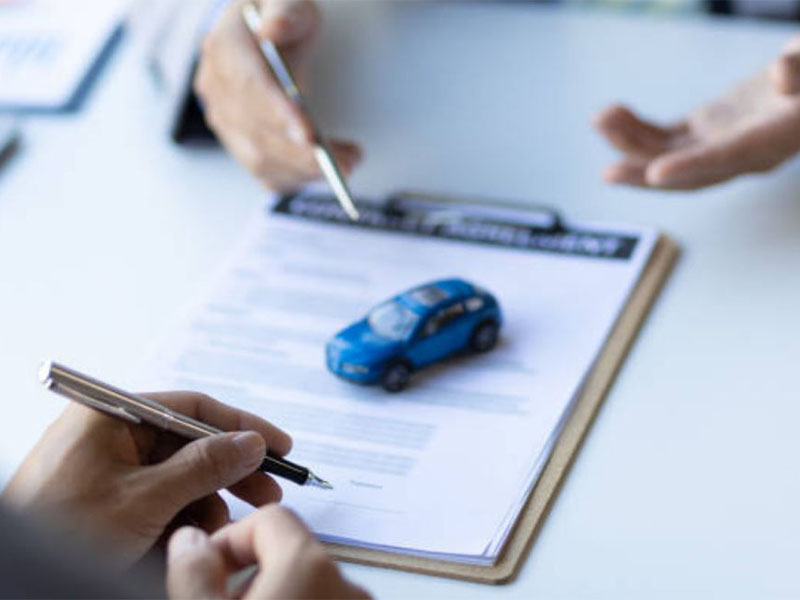Cliente analisando documentos de seguro automotivo