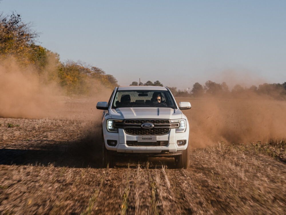 Ford Ranger XL Branca em Movimento