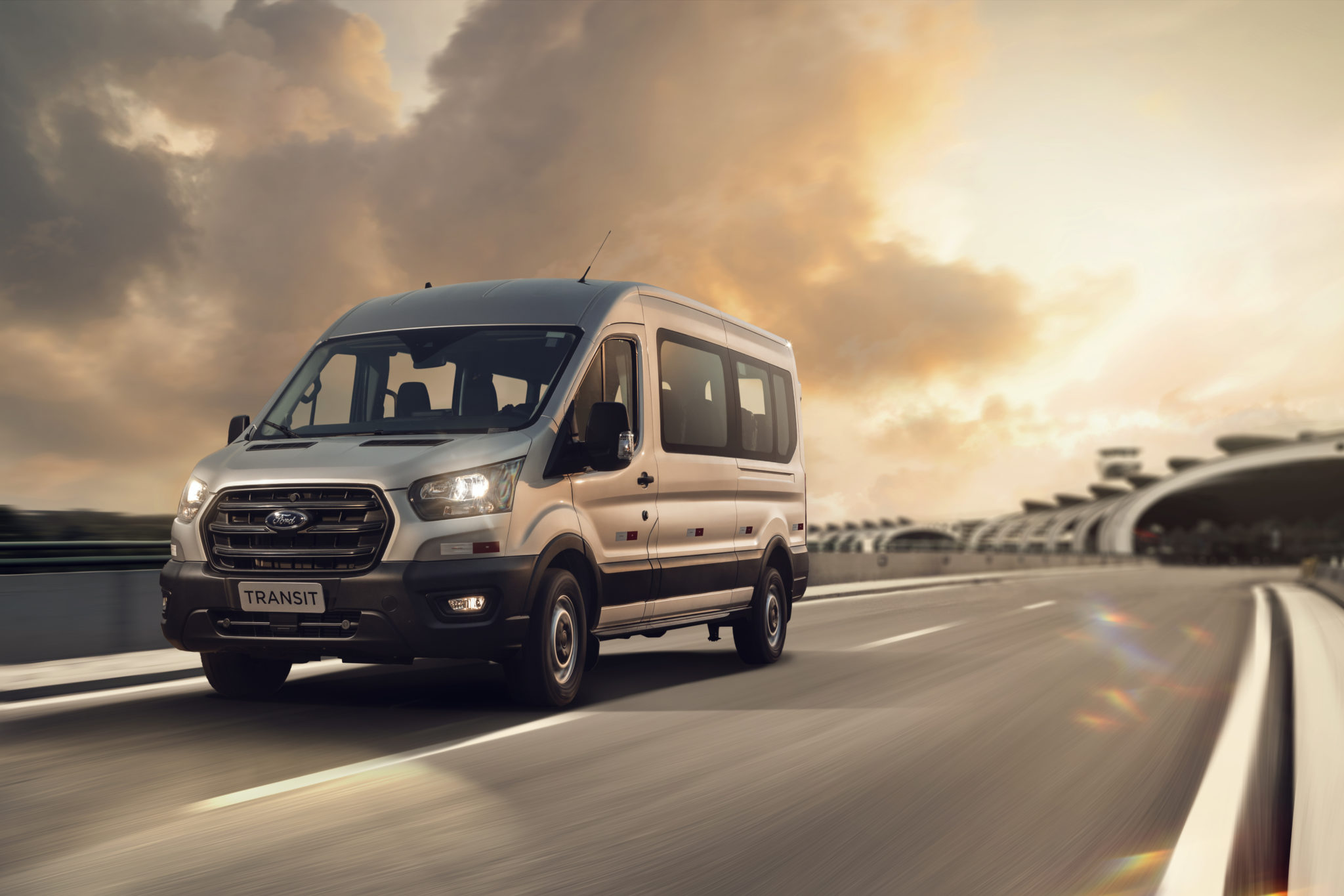 Ford Transit Furgão cinza em movimento