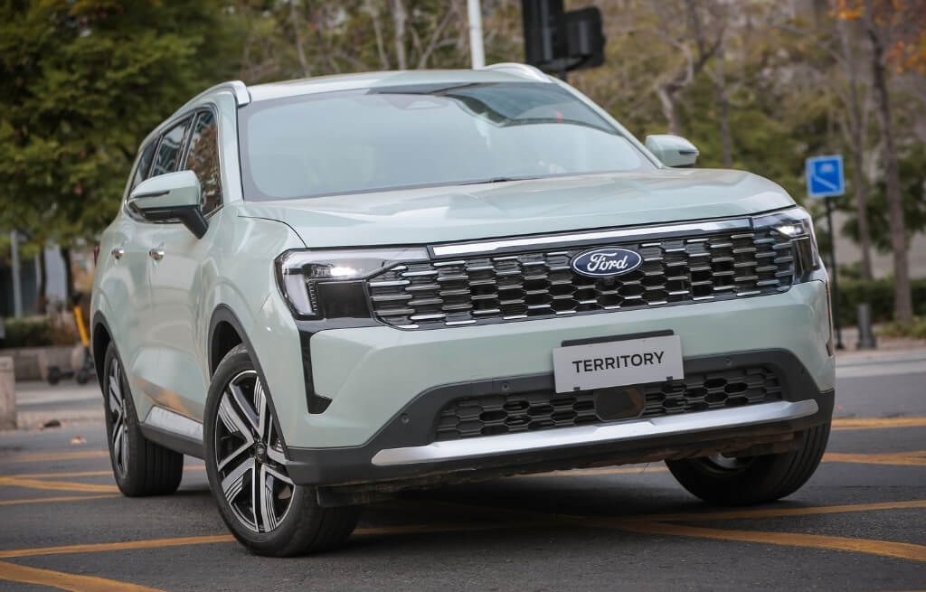 Ford Territory cinza de frente