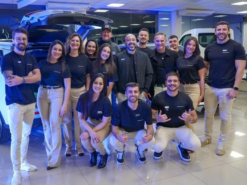Equipe da Dimas Ford no showroom