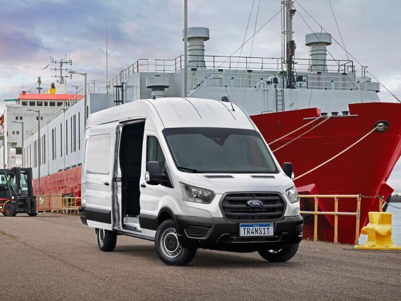 Furgão Ford Transit estacionado em doca perto de navio