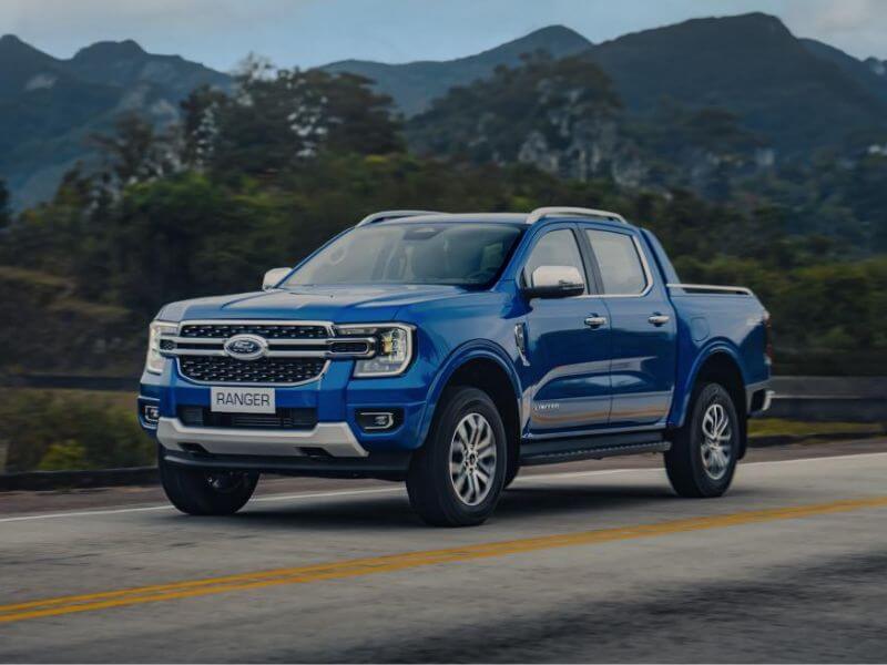 Picape Ford Ranger em movimento na estrada