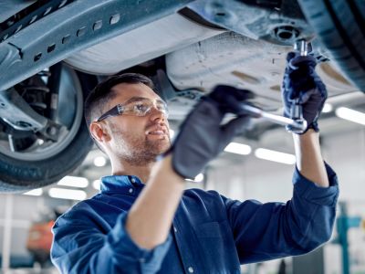 Ford Econorte Serviços Mecânico fazendo reparos no inferior de veículo