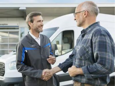 Ortovel Ford Protect Funcionário Ford e cliente apertando as mãos