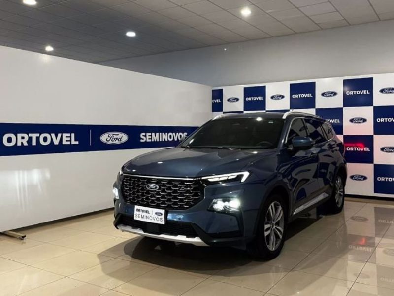 SUV Ford Territory com placa da name plate da concessionária