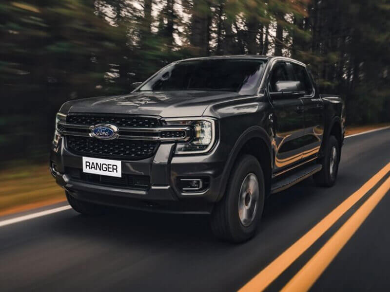 Picape Ford Ranger em movimento na estrada
