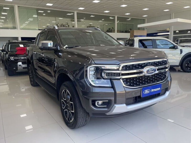 Picape Ford Ranger estacionada em concessionária Ford Amazon