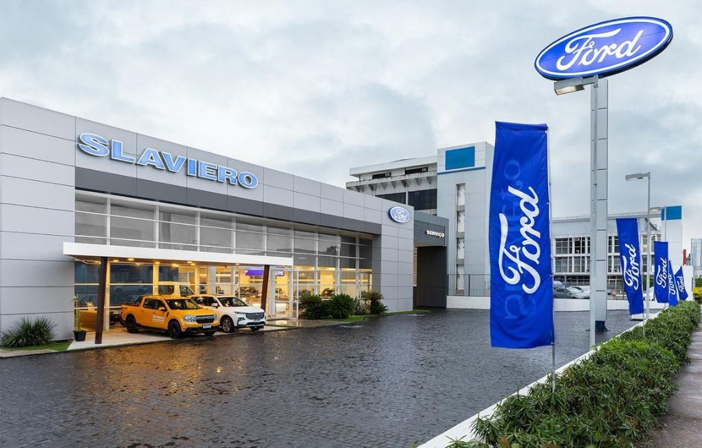 Fachada Ford Slaviero Brasília Fachada da Ford Slaviero em Brasília, com veículos na frente