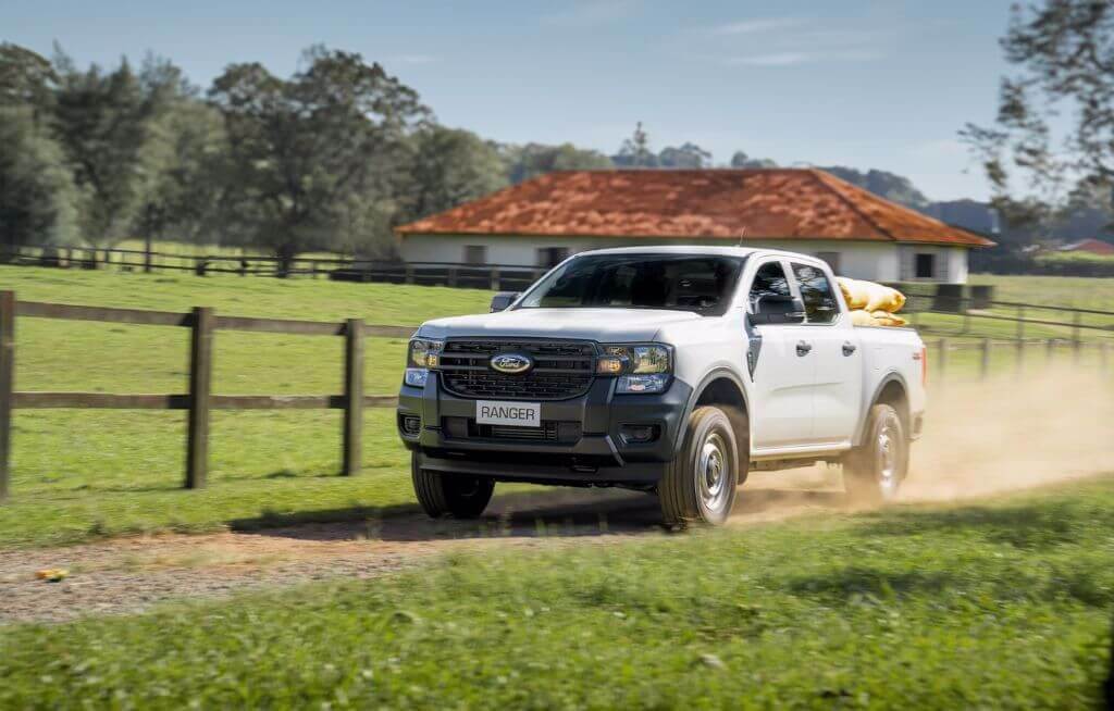Ford Ranger XL Branca em Movimento em ambiente agro