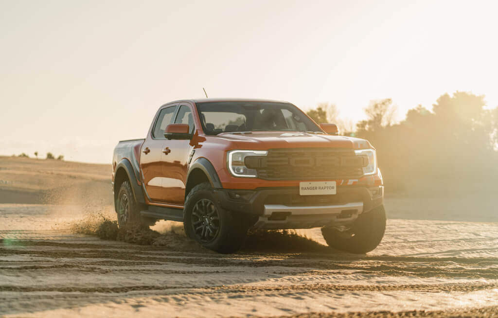 Ranger Raptor Laranja em um Por do Sol