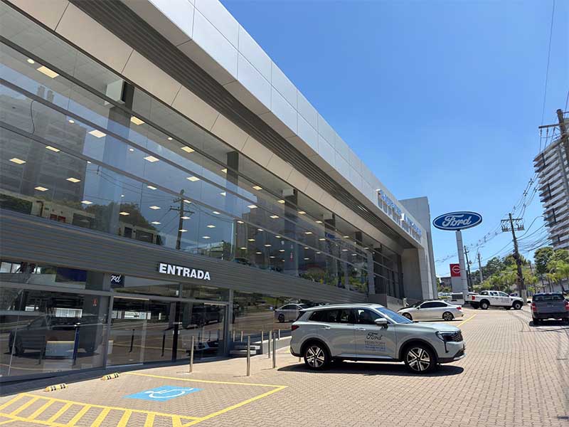 Fachada da concessionária Ford Super AutoBR em Porto Alegre