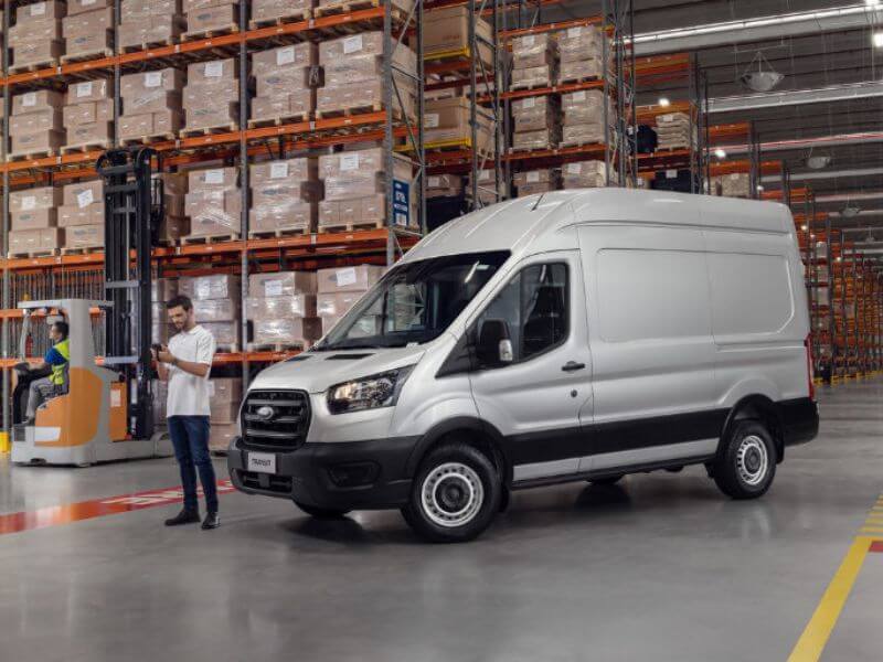 Furgão Ford Transit em armazém estoquista
