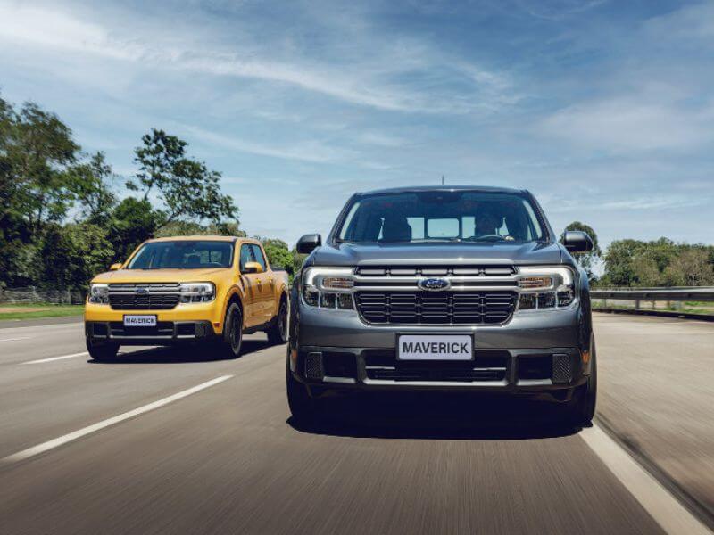 Picapes Ford Maverick em movimento em estrada