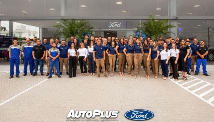 Ford AutoPlus Fachada da Concessionária Ford AutoPlus com os funcionários na frente