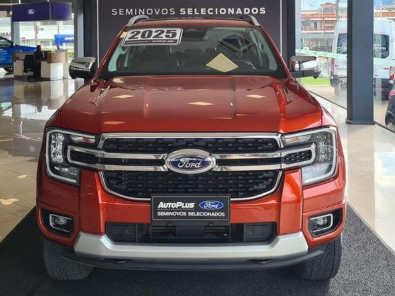 Picape Ford Ranger com placa da concessionária AutoPlus