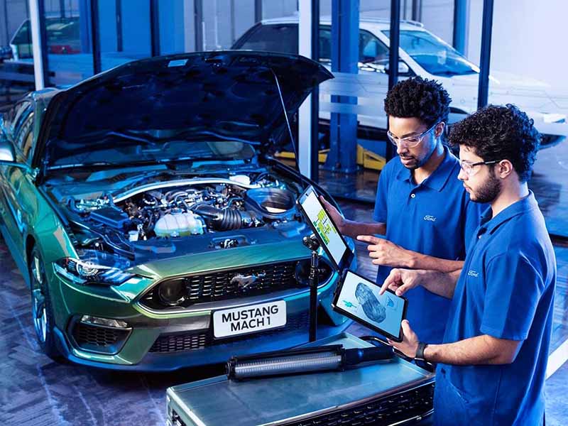Ford Barigüi Serviços Equipe Ford realizando manutenção em veículo na oficina