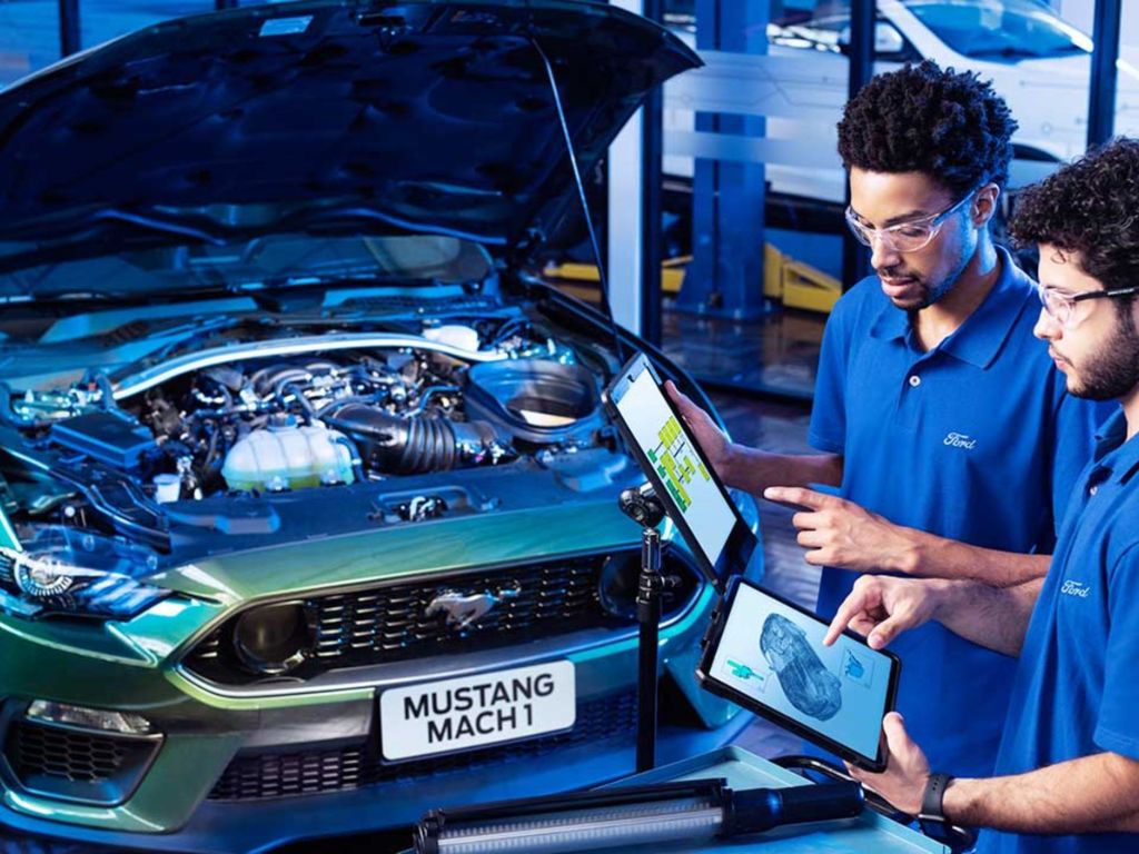 Serviços Ford Slaviero Brasília Funcionários fazendo Manutenção em um Ford Mustang