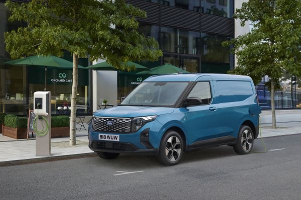 Transit Courier wird unterwegs auf Strasse geladen