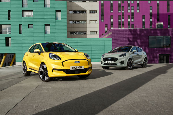 Puma Gen-E Puma Gen-E und Puma stehen auf Parkplatz vor buntem Gebäude
