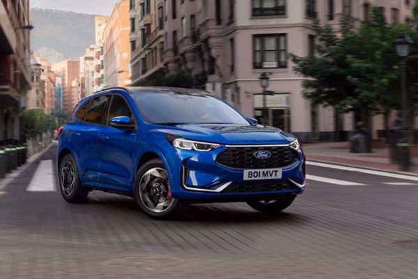 Ford Kuga blau Strasse