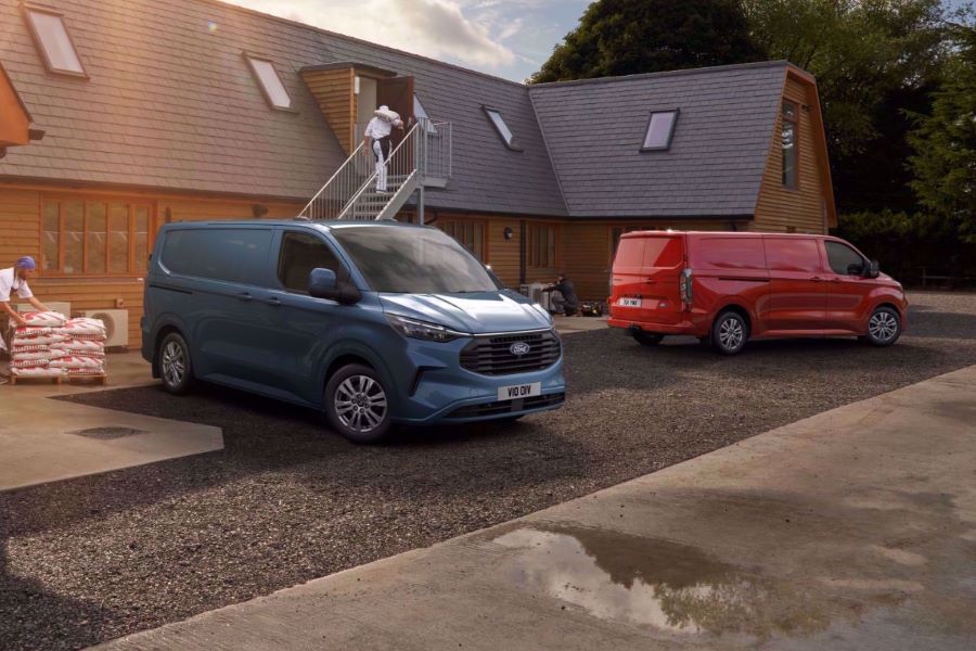 Ford Transit Custom Lieferwagen rot und blau
