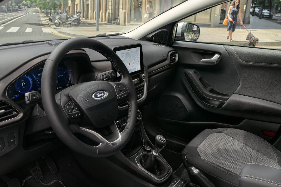 Ford Puma, abitacolo, vista del cockpit con volante, touchscreen e sedili anteriori
