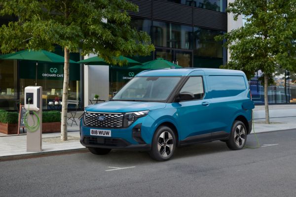 Ford E-Transit Courier Ford E-Transit Courier è carico su strada