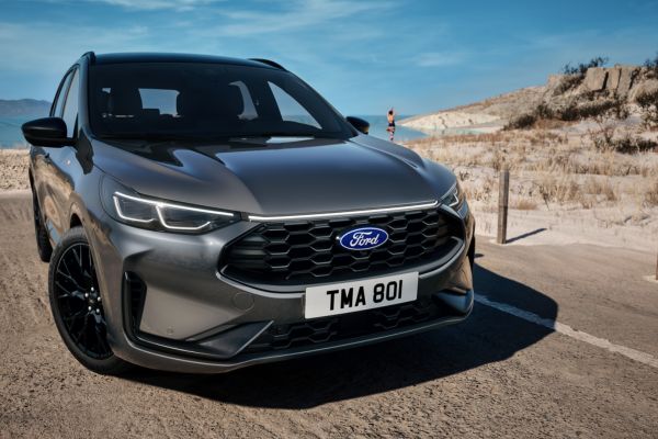 La nuova Ford Kuga La nuova Ford Kuga Black Edition si erge sulla spiaggia