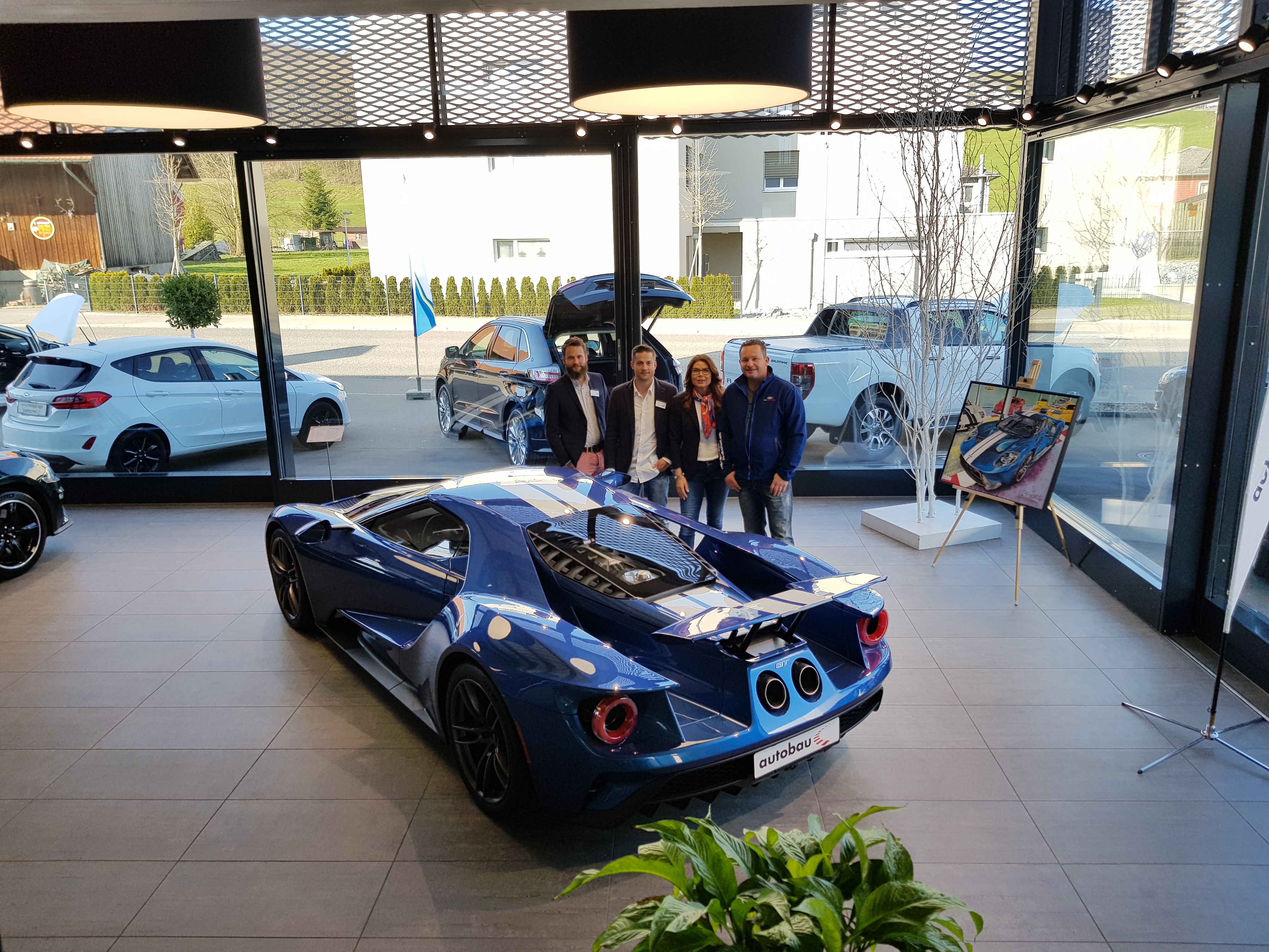 Team der Feldgarage Bütschwil AG mit Mustang