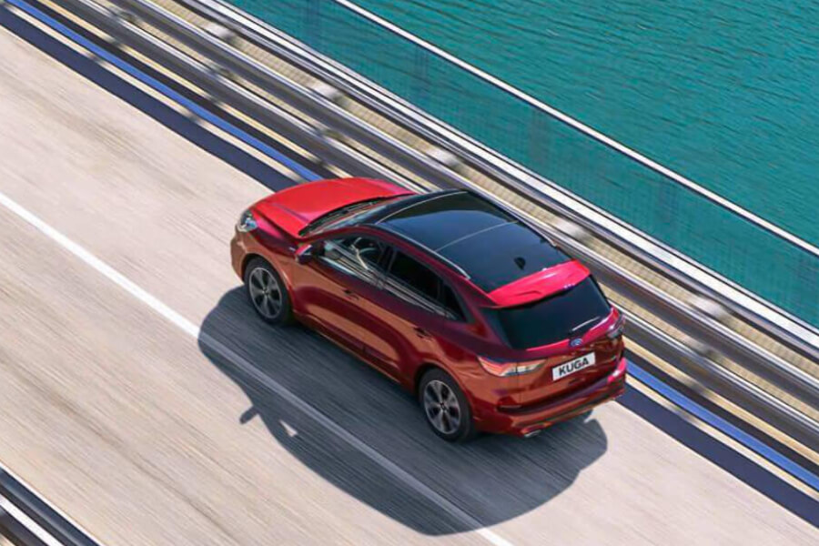 Ford Kuga rossa con tetto panoramico sul ponte