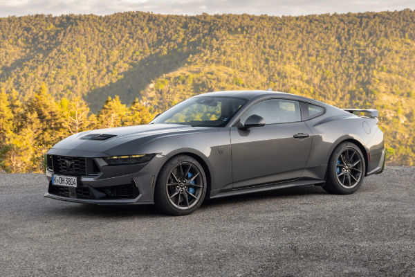 Neuer Ford Mustang auf Berg