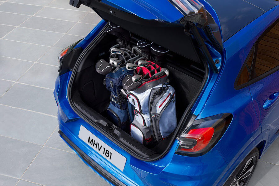 Ford Puma couleur bleue, vue arrière, vue détaillée du coffre rempli d’équipement de golf