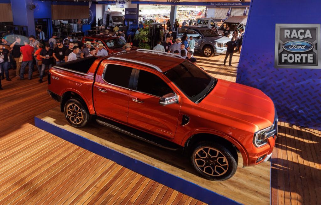Nova Ranger Limited vermelha no estande da Ford na Agrishow 2023 com o público admirando a picape