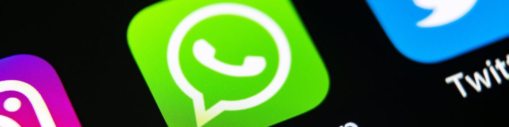 Pantalla móvil que muestra el ícono de la aplicación WhatsApp