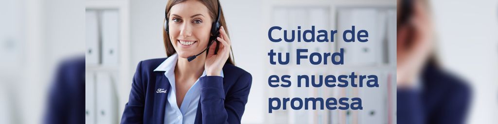 mujer que trabaja en un centro de llamadas sonriendo y usando una chaqueta azul con el logo de Ford