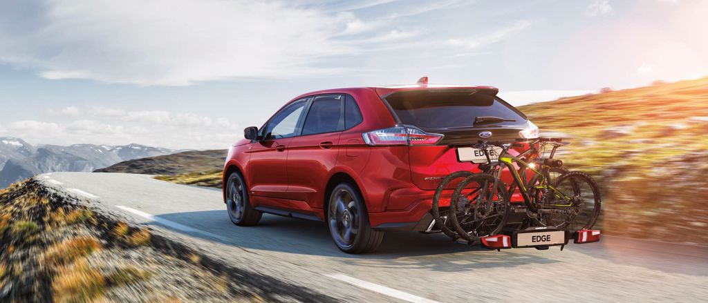 Premium Schutzabdeckung schwarz, mit weissen Nähten und weissem Ford-Emblem  - Ford Online-Zubehörkatalog