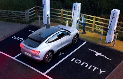 MUSTANG MACH-E, IL SUV ELETTRICO CON IL CUORE MUSTANG, PUÒ RAGGIUNGERE UN’AUTONOMIA DI 119 KM CON SOLI 10 MINUTI DI RICARICA