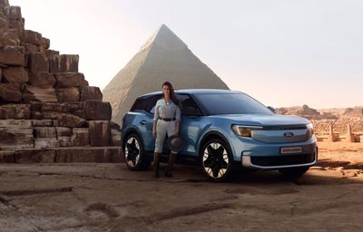 Abenteurerin Lexie Alford umrundet den Globus im vollelektrischen Ford Explorer