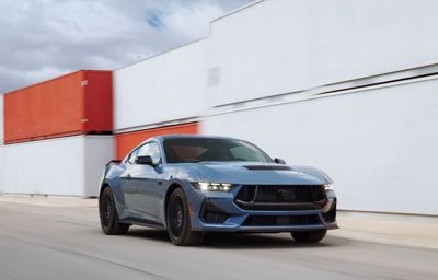 DER NEUE FORD MUSTANG SETZT NEUE PONY CAR-MASSSTÄBE IN PUNCTO DESIGN, PERFORMANCE UND DIGITALISIERUNG