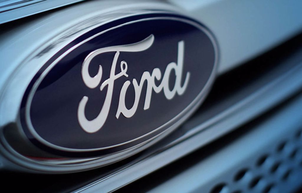 Ford Logo auf Fahrzeug