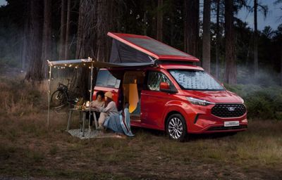 WELTPREMIERE AUF CARAVAN SALON: DER NEUE FORD TRANSIT CUSTOM NUGGET IST BEREIT FÜR ELEKTRIFIZIERTE ABENTEUER