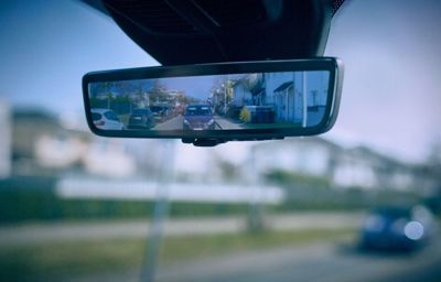 LE RÉTROVISEUR INTELLIGENT DE FORD PERMET AUX CONDUCTEURS D’UTILITAIRES DE VOIR CLAIREMENT LES CYCLISTES, PIÉTONS ET AUTRES VÉHICULES DERRIÈRE EUX