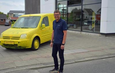 Pierre Martin byder Tour de France velkommen med en gul Ford varebil