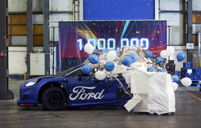 Rallybil party crasher stor fejring af Ford-fabrik